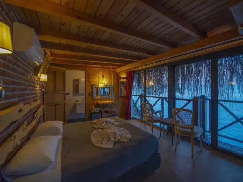 Jakuzisiz Honeymoon Suite Oda